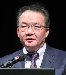 岩倉成志氏