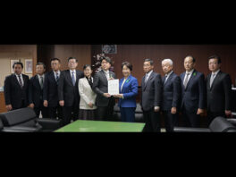 国土交通省中野大臣への要望書手交